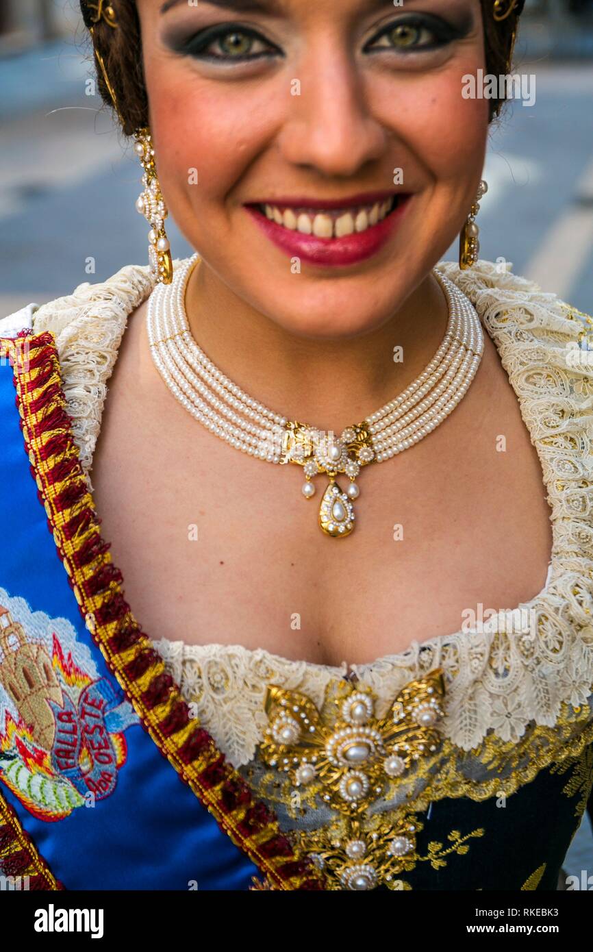 Spain traditional dress girl hi-res stock photography and images - Alamy
