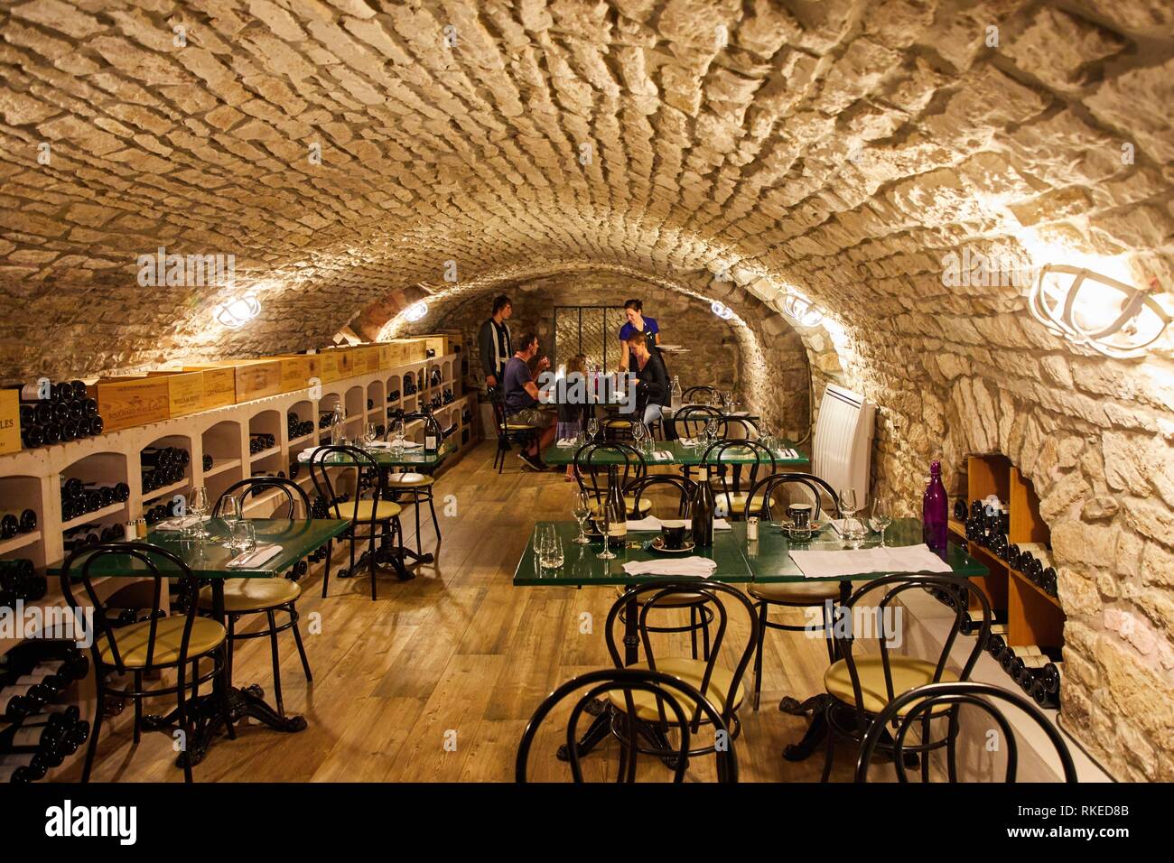 Le Bistrot des Grands Crus, Wine bar, Restaurant, Chablis, Yonne, Bourgogne, Burgundy, France, Europe Stock Photo