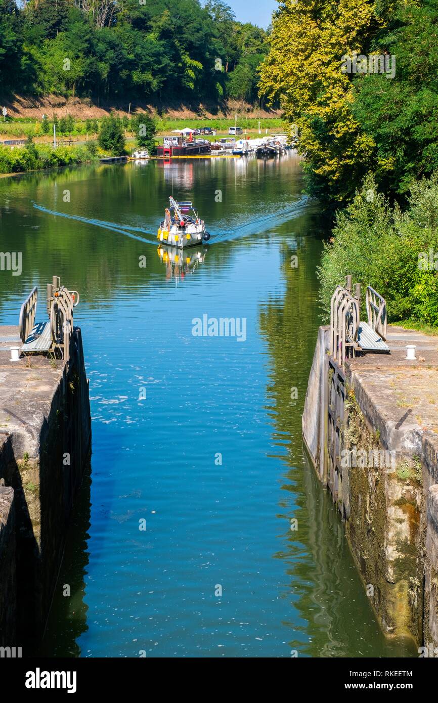 France, Nouvelle Aquitaine, Gironde, at Castets en Dorthe: The Canal de Garonne, formerly known as Canal latéral à  la Garonne, is a French canal Stock Photo