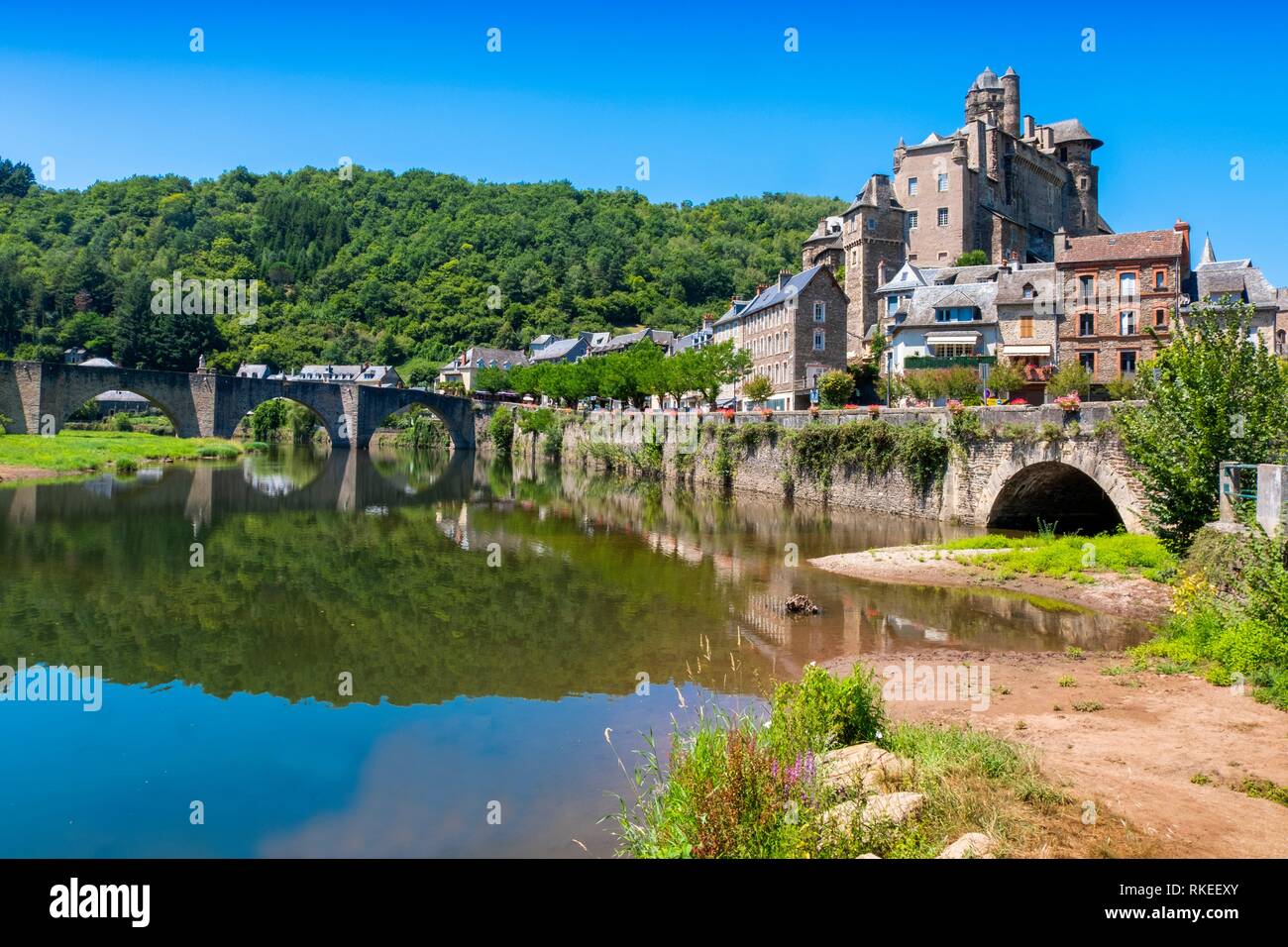 France, Occitanie, Aveyron, Estaing (Occitan: Estanh) is a commune in the Aveyron department in southern France. Located in the north of the Aveyron Stock Photo