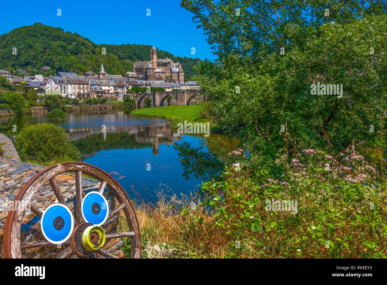 France, Occitanie, Aveyron, Estaing (Occitan: Estanh) is a commune in the Aveyron department in southern France. Located in the north of the Aveyron Stock Photo