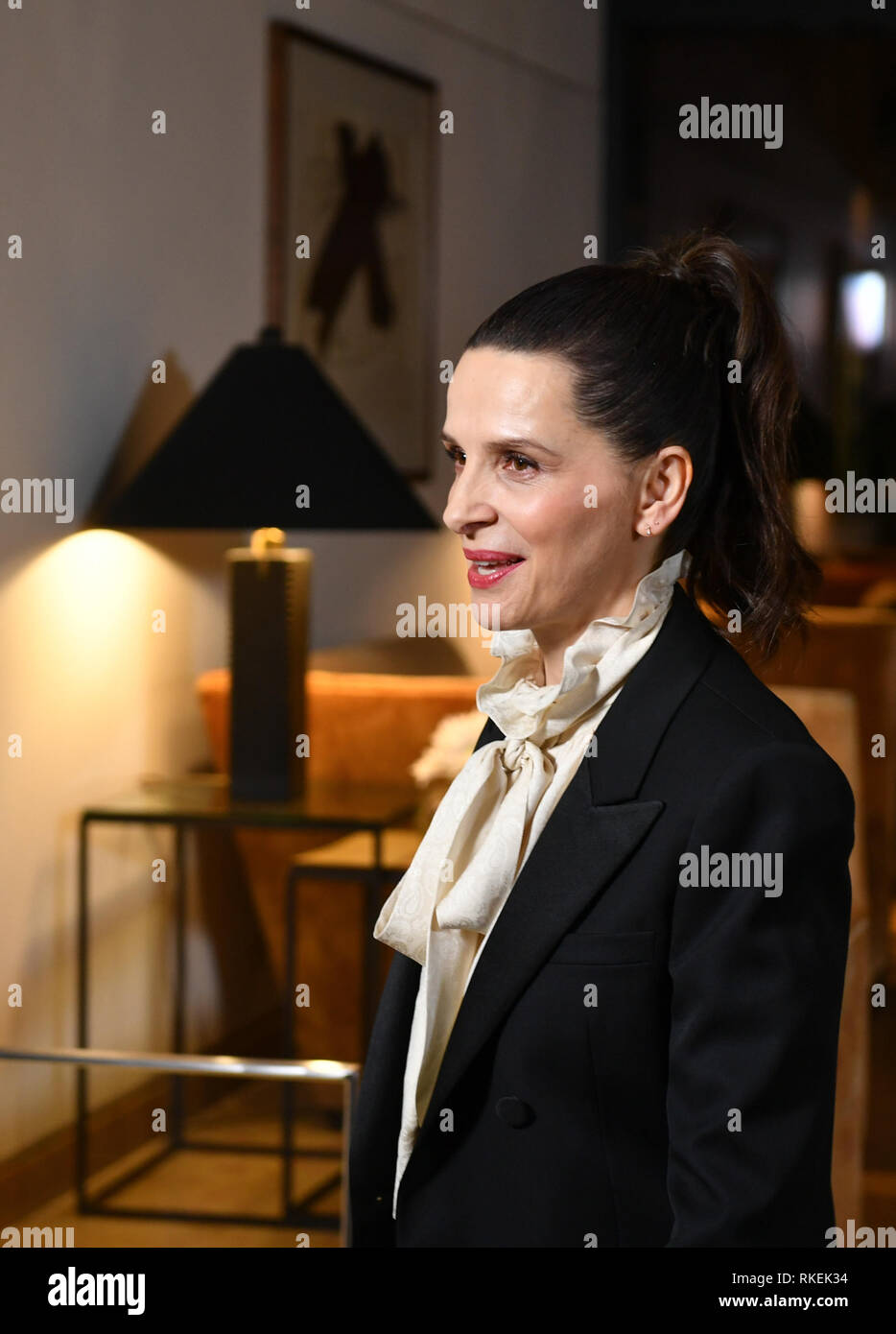 06 February 2019, Berlin: Juliette Binoche, French actress and jury president of the Berlinale, comes to the Hotel Mandala for a jury dinner before the start of the Berlinale. Photo: Jens Kalaene/dpa-Zentralbild/dpa Stock Photo