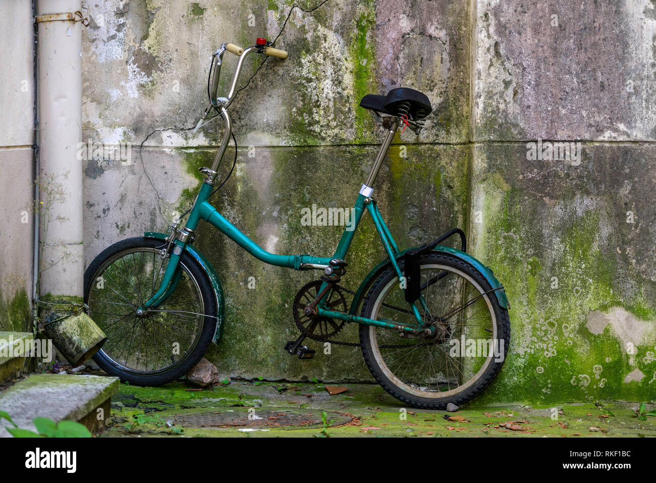 Vintage old green colour school bicycle by the concrete wall Stock Photo -  Alamy