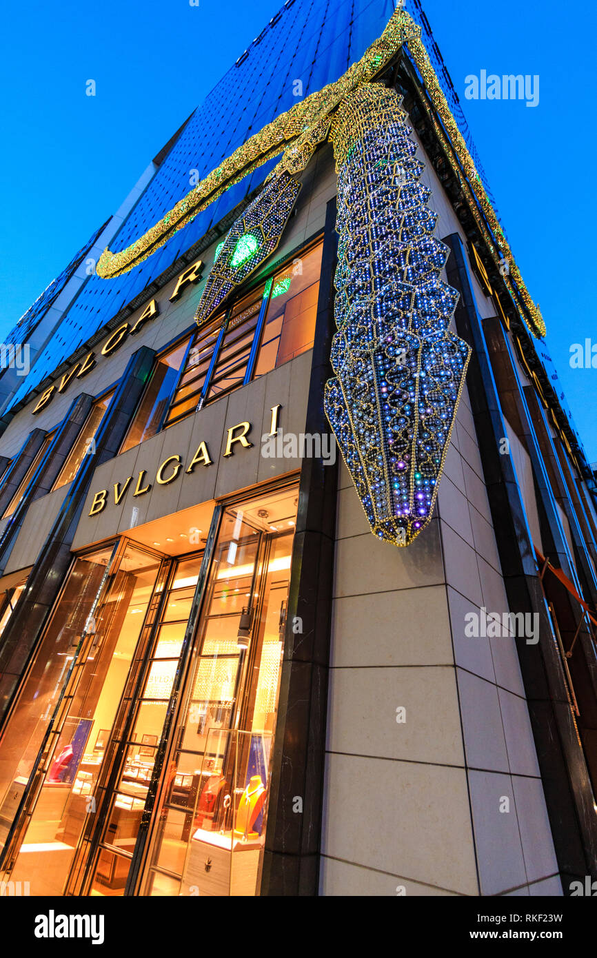 Tokyo, Ginza, blue Hour. The flagship store for the luxury brand, Harry  Winston. Close up of the exterior of glass building showing main entrance  Stock Photo - Alamy