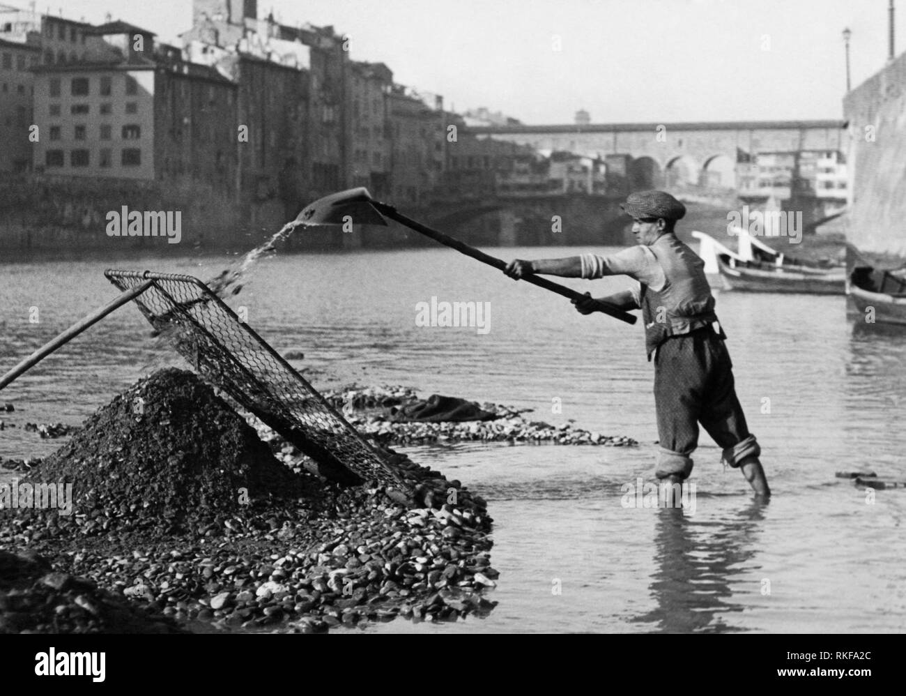 worker in a sandpit, arno river, ponte vecchio, florence, tuscany, italy 1920 1930 Stock Photo