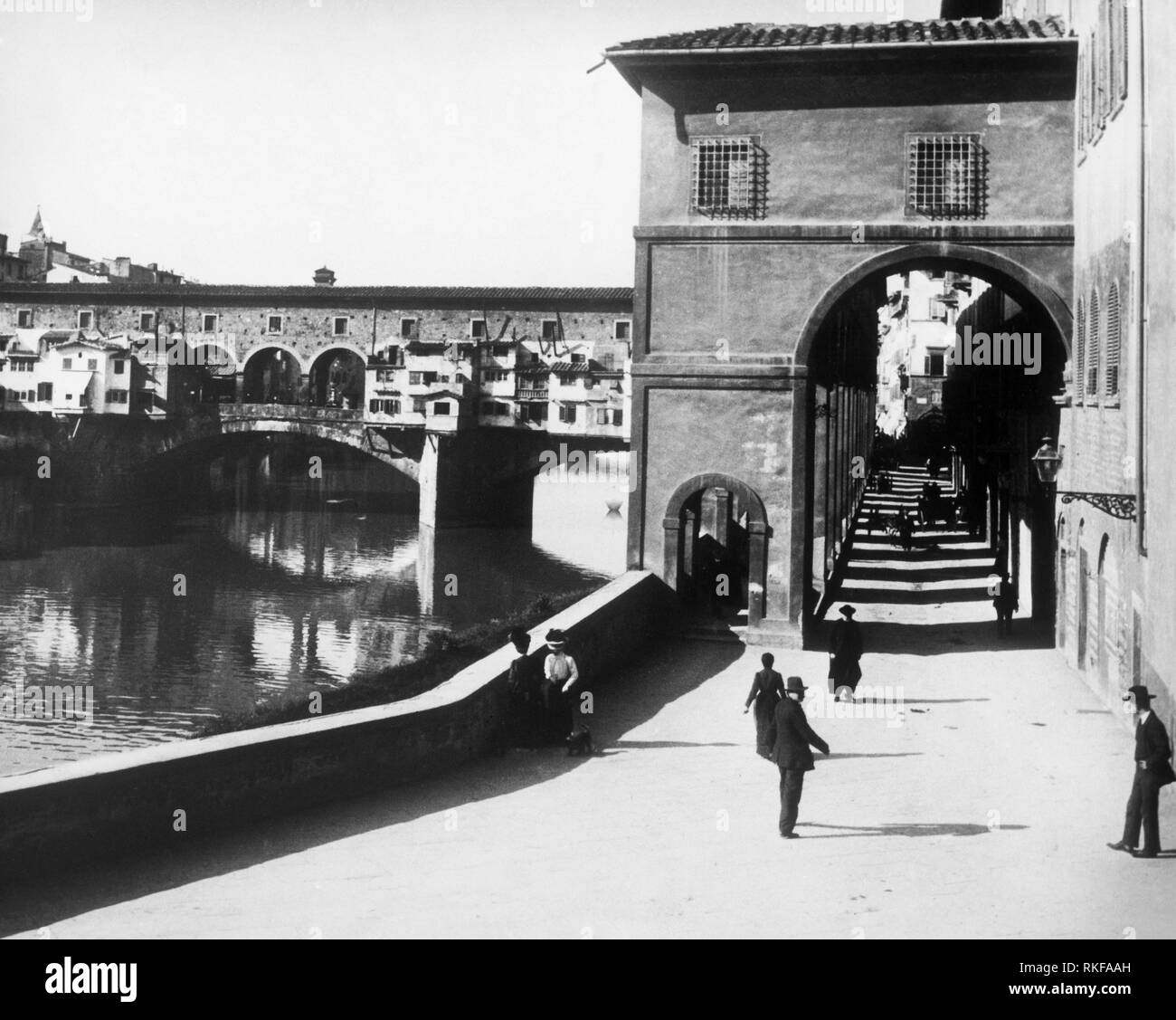 ponte vecchio, lungarno archibusieri, florence, tuscany, italy, 1964 Stock Photo