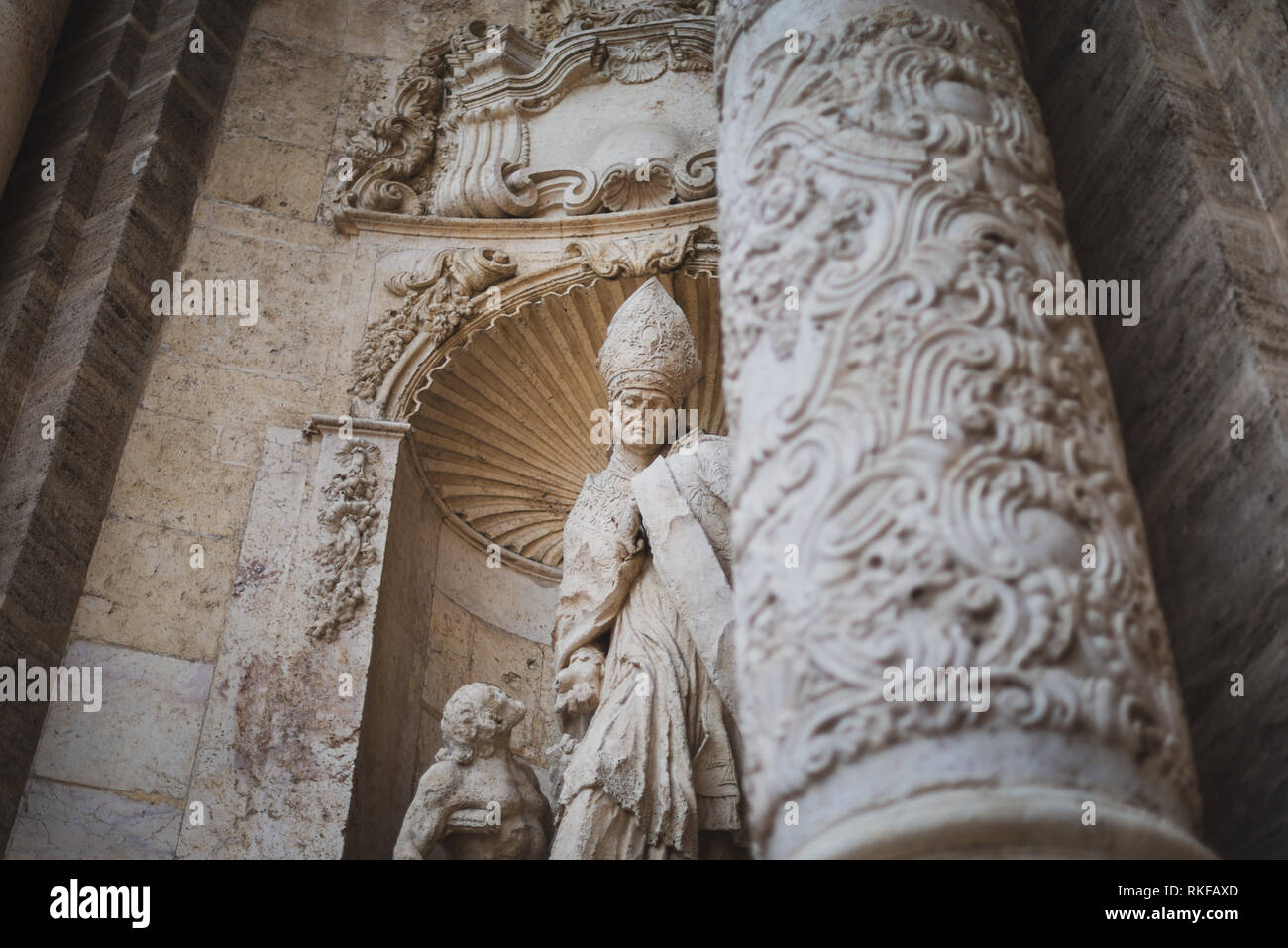 Ornate stone statues hi-res stock photography and images - Alamy