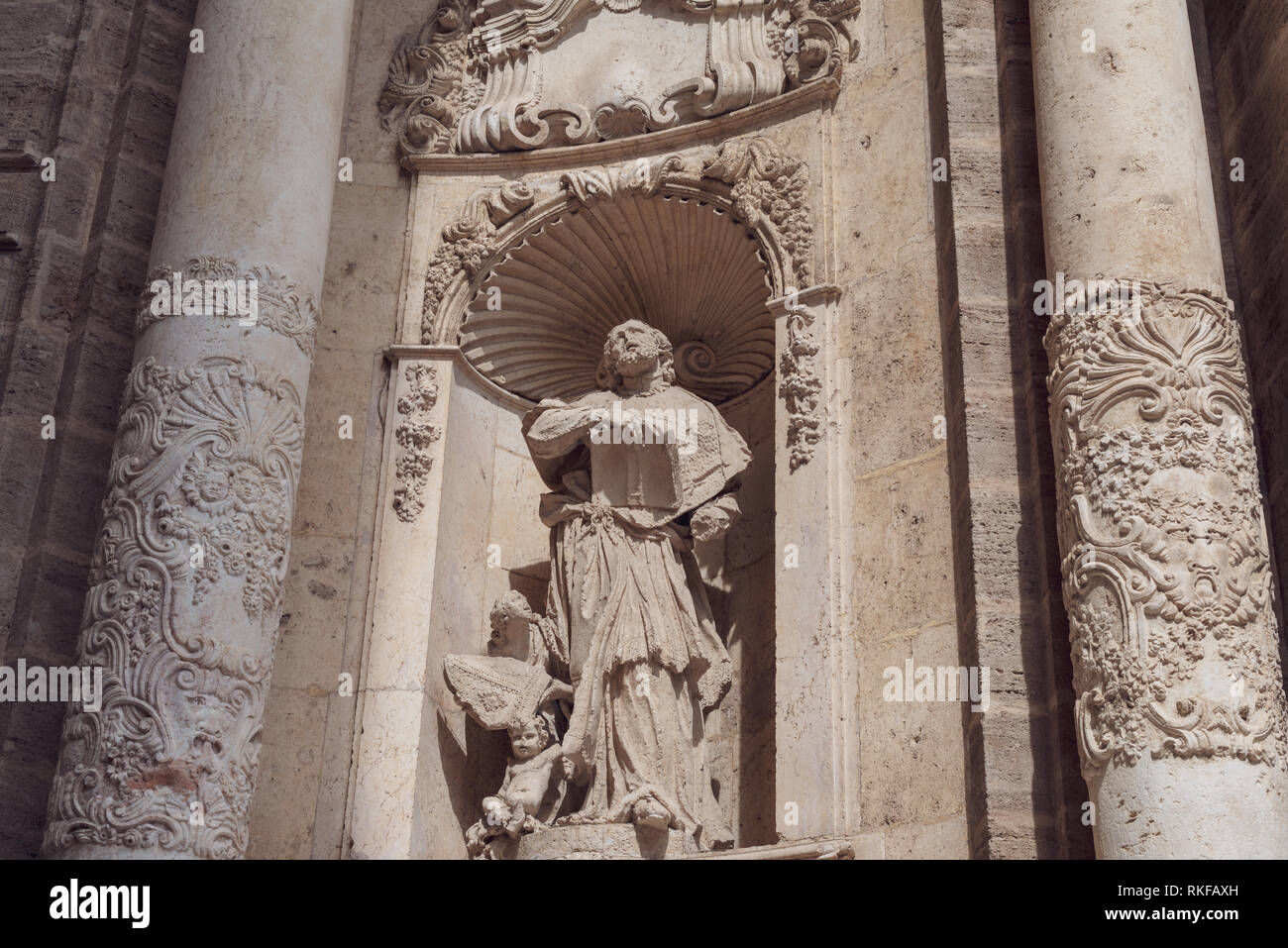 Ornate stone statues hi-res stock photography and images - Alamy
