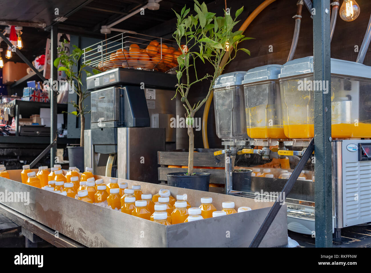Fruit juice stand hires stock photography and images Alamy