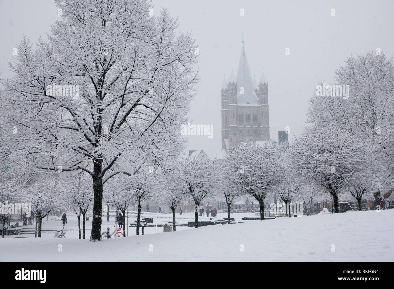 view from the Rhinegarden to the romanesque church Gross St. Martin, snow, winter, Cologne, Germany.  Blick vom Rheingarten zur Kirche Gross St. Marti Stock Photo