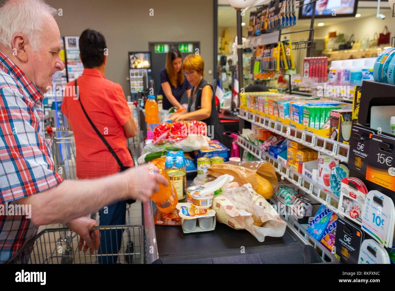 France, Occitanie, Haute Garonne, Elderly man shooping in a supermarket, at Mane. Stock Photo