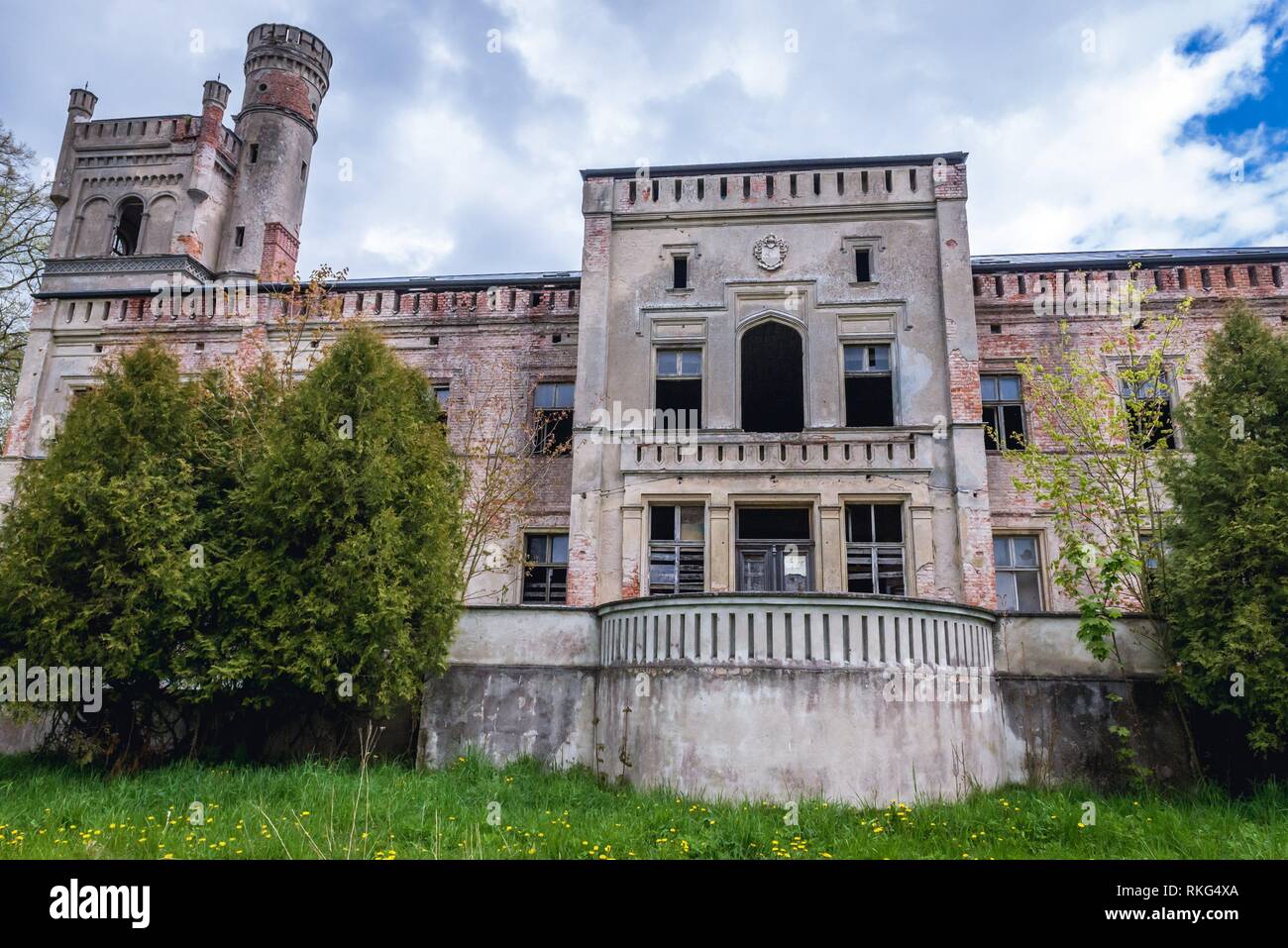 Abandoned palace poland hi-res stock photography and images - Alamy