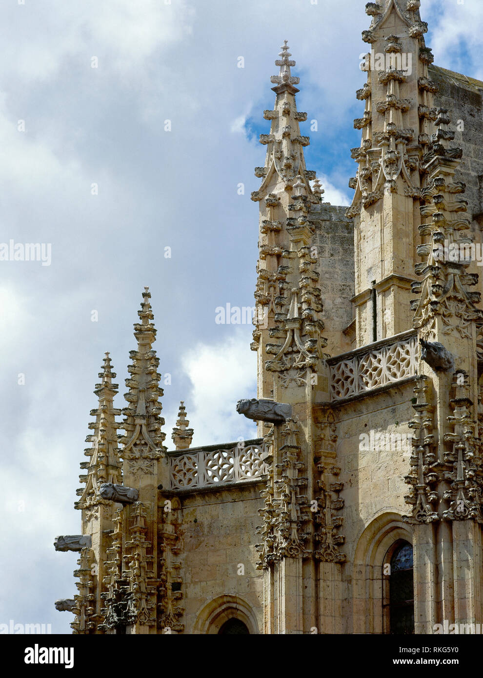 Spain, Castile and Leon, Segovia. The Cathedral,1525-1577. Late Gothic style. Architect: Juan Gil de Hontañon. It was continued by his son Rodrigo Gil de Hontañon. Detail of the pinnacles and gargoyles of the exterior. Stock Photo