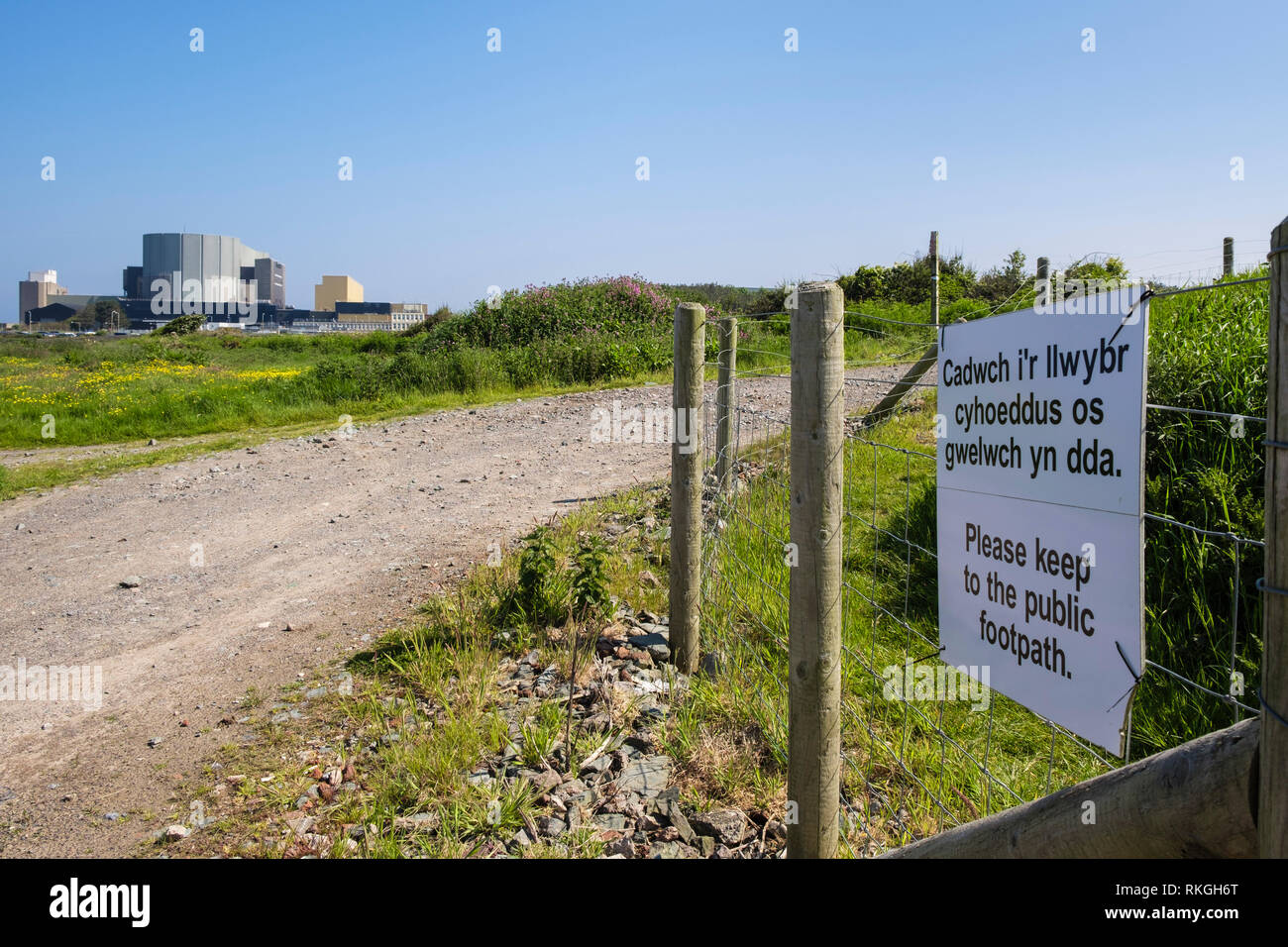 Bilingual sign on Isle of Anglesey Coastal Path re-routed around old Wylfa Nuclear Power Station for new Wylfa Newydd. Cemaes Anglesey Wales UK Stock Photo
