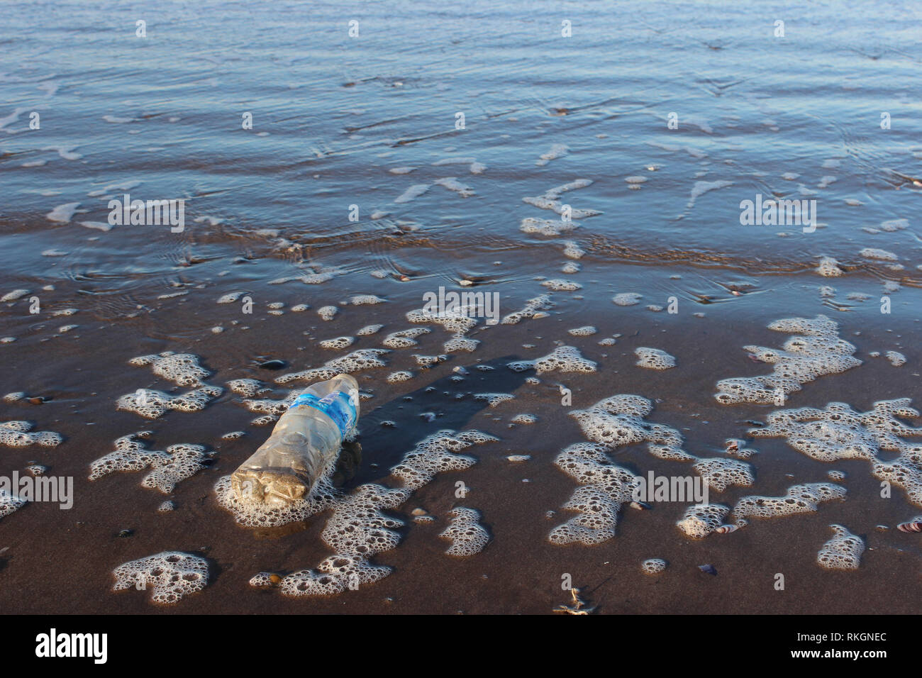 Botella de plástico en el mar. Plastic bottle in the sea Stock Photo