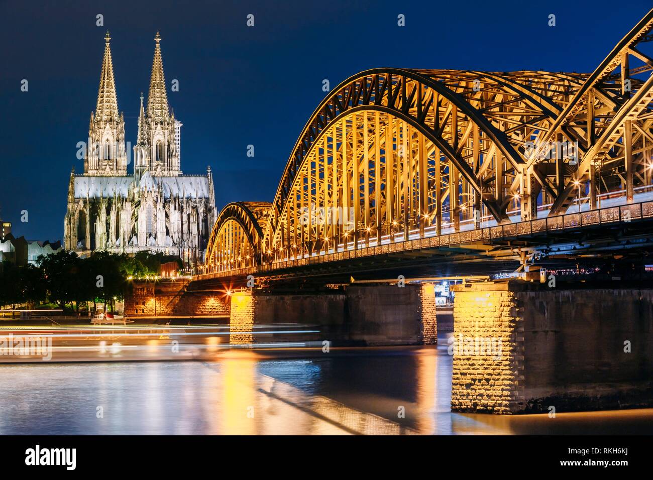 Germany, Cologne, the Dom street, view to the cathedral, winter,  snow-covered car with Koeln (Cologne) writing on the rear window.  Deutschland, Koeln Stock Photo - Alamy