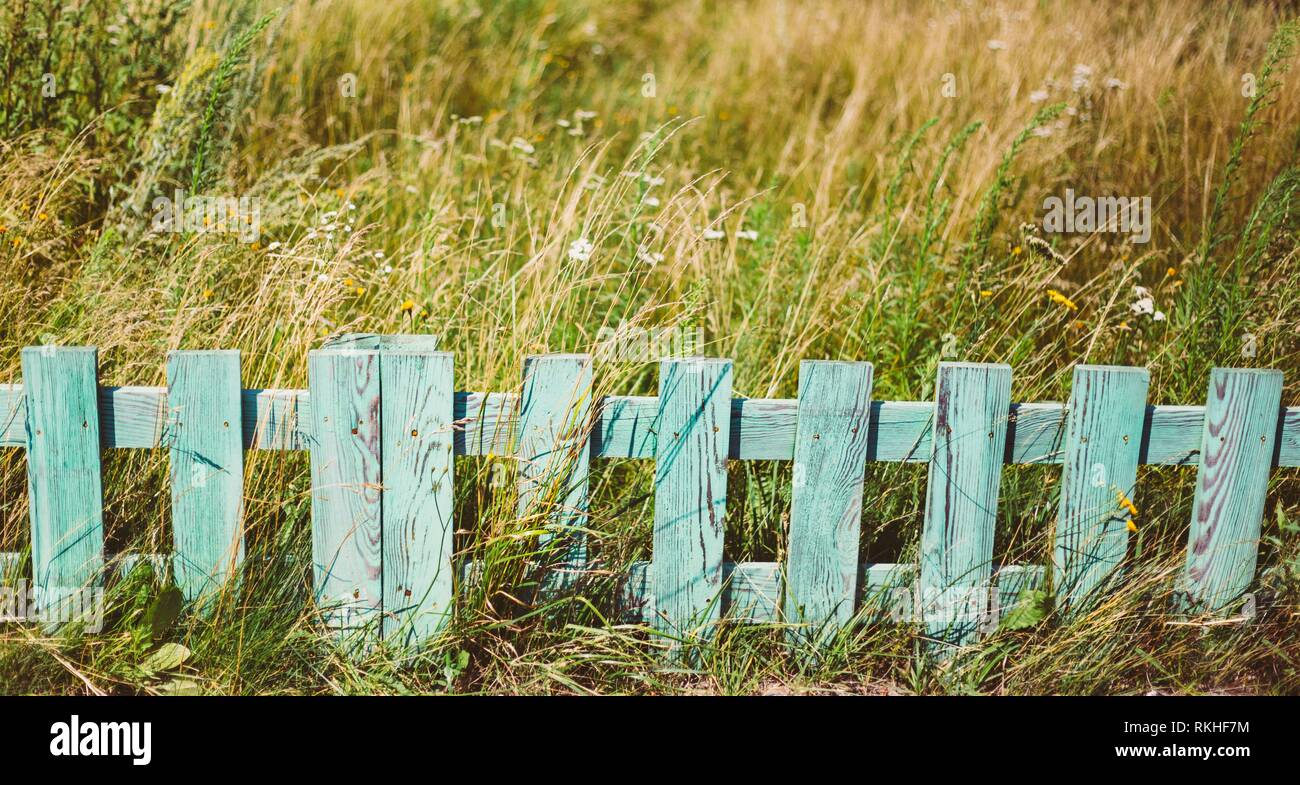 Picket fence and hedge hi-res stock photography and images - Alamy