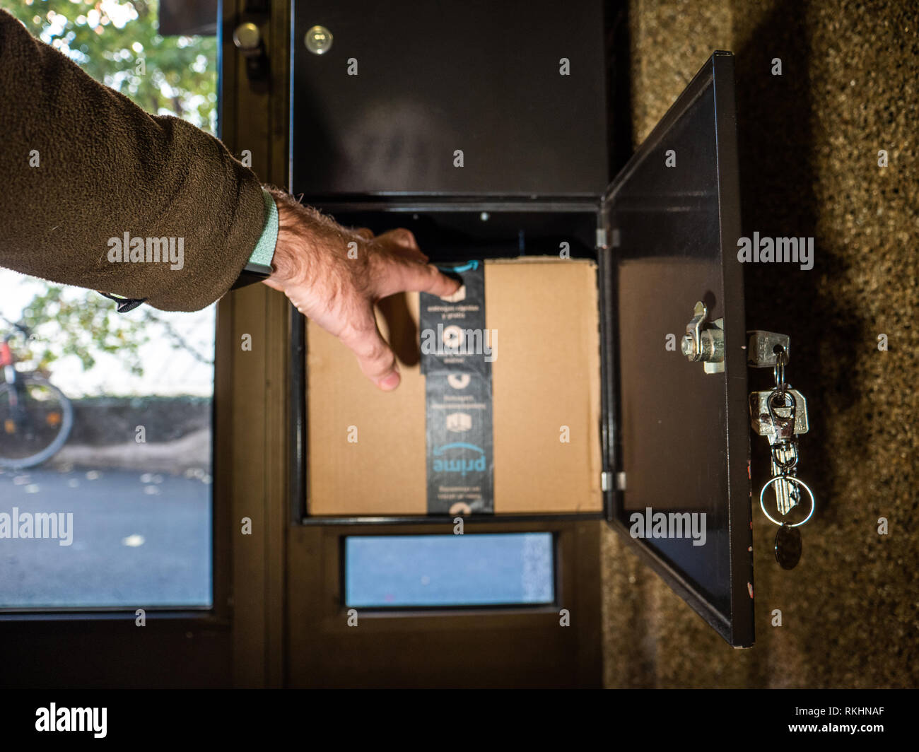 Paris France Oct 26 2018 Man Open Mailbox Discovering Inside Big Amazon Prime Cardboard Parcel E Shopping E Commerce Home Delivery By Post Stock Photo Alamy