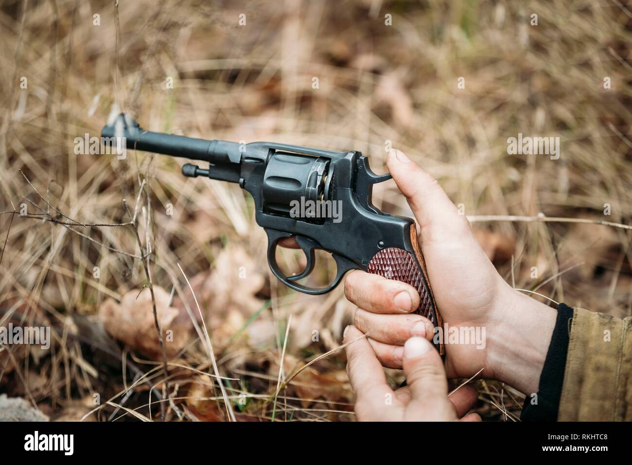 Russian roulette handgun hi-res stock photography and images - Alamy