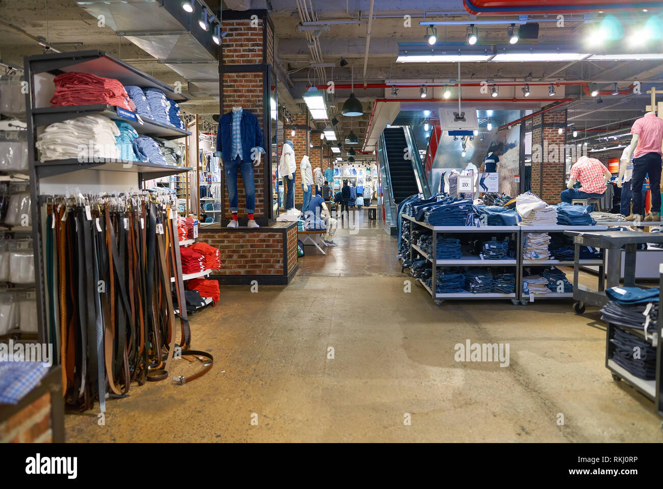 Old navy store interior hi res stock photography and images alamy