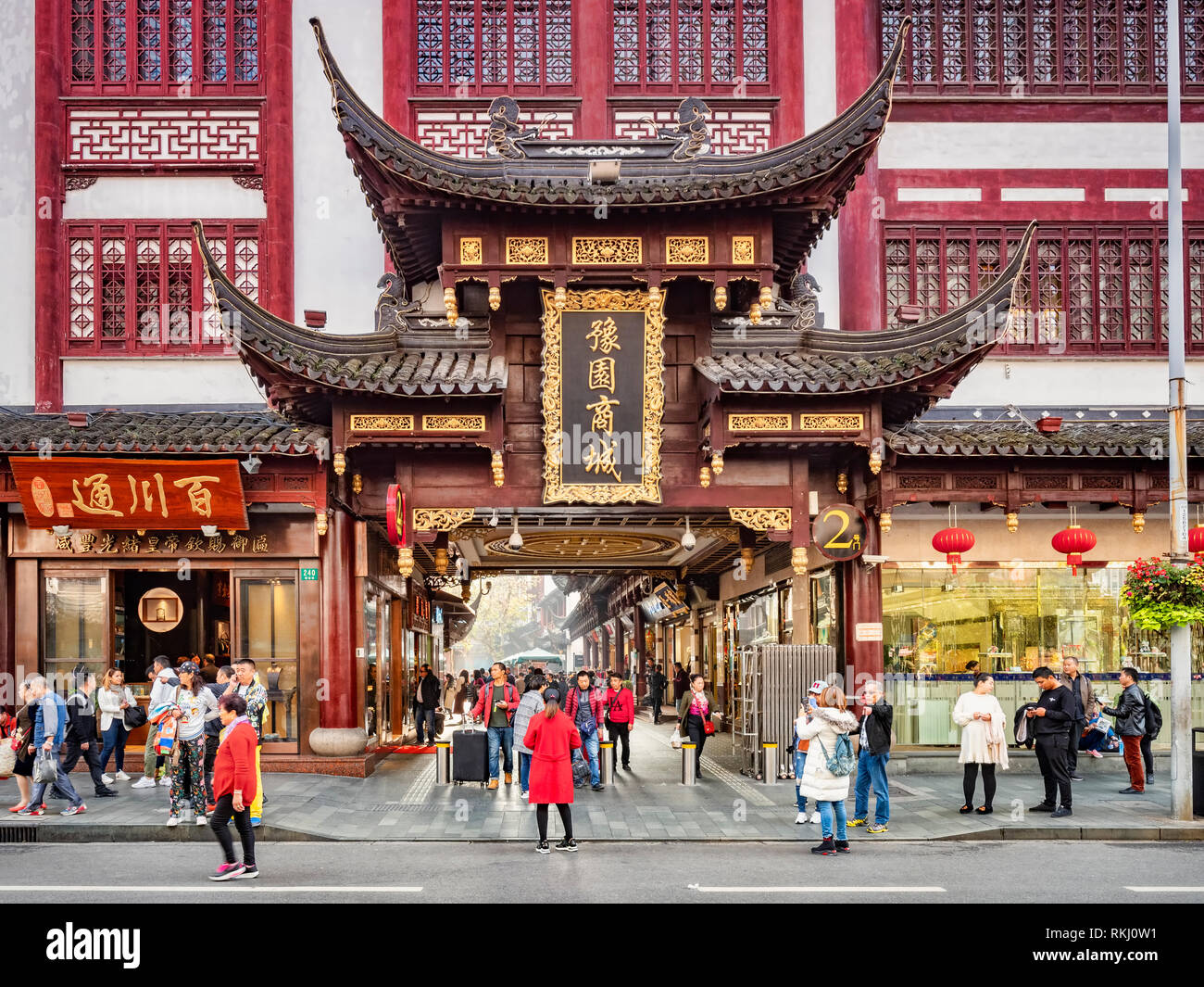 29-november-2018-shanghai-china-gateway-to-the-old-town-shopping