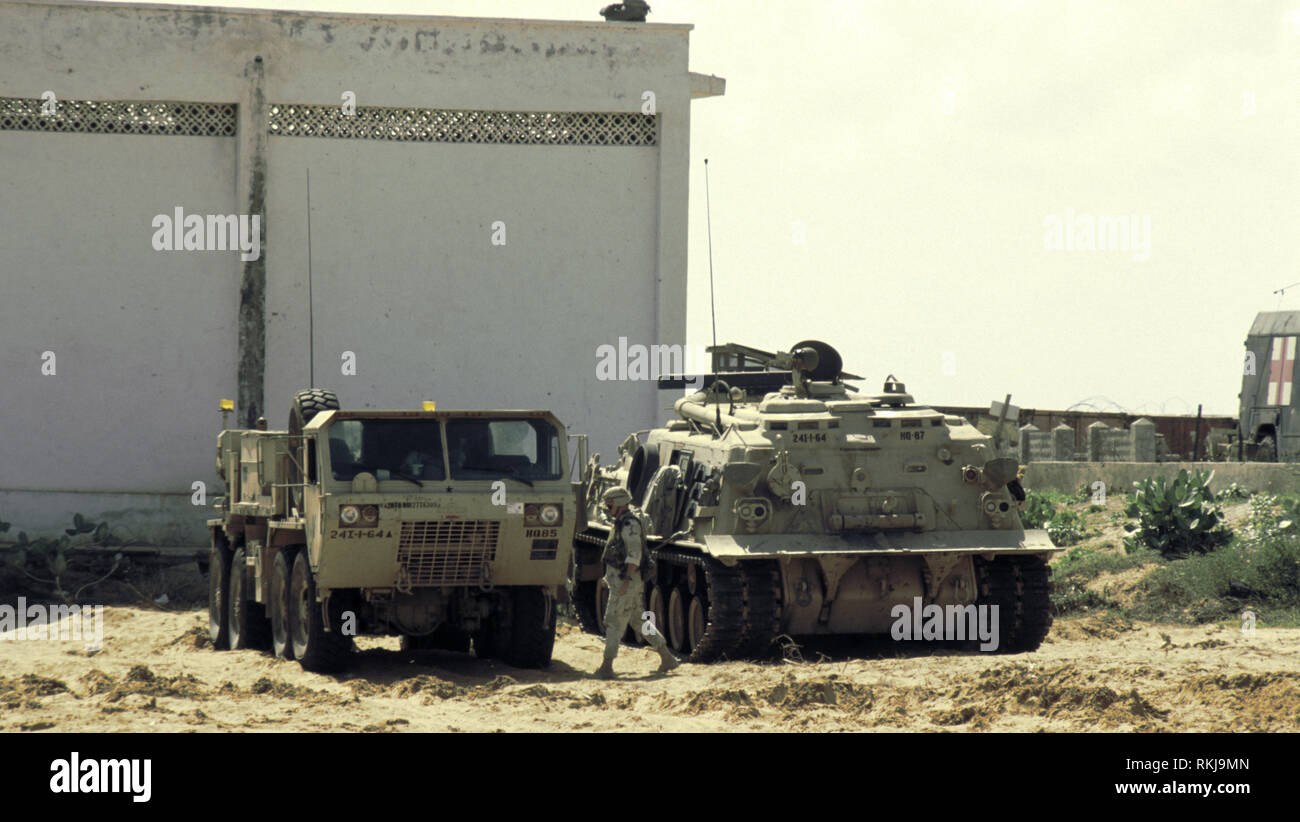 16th October 1993 A U.S. Army M88 Recovery Vehicle (ARV) and an M984 HEMTT (Heavy Expanded Mobility Tactical Truck - known as a Wrecker) parked at UNOSOM Headquarters in Mogadishu, Somalia. Stock Photo
