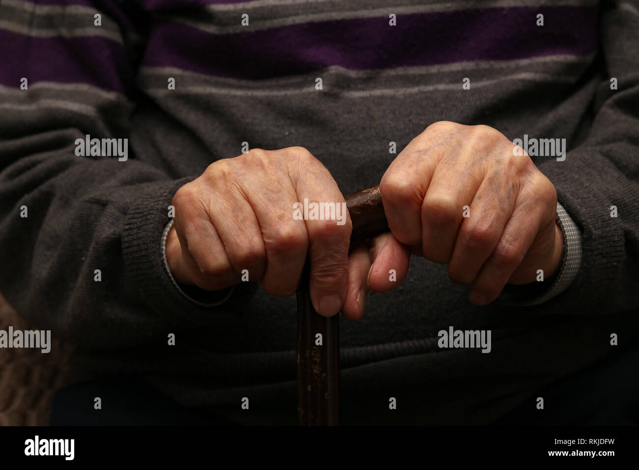 Dying patient hands hi-res stock photography and images - Alamy