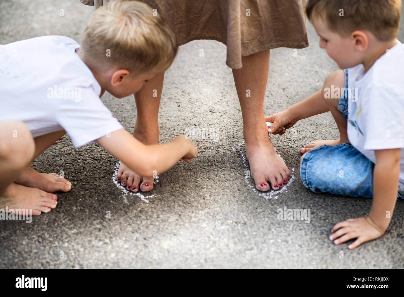 Красивые парни с маленькими детьми. Семья под деревом. Мама с ребенком осень фото клипарт. Сын под. Дети бегают по лужам.