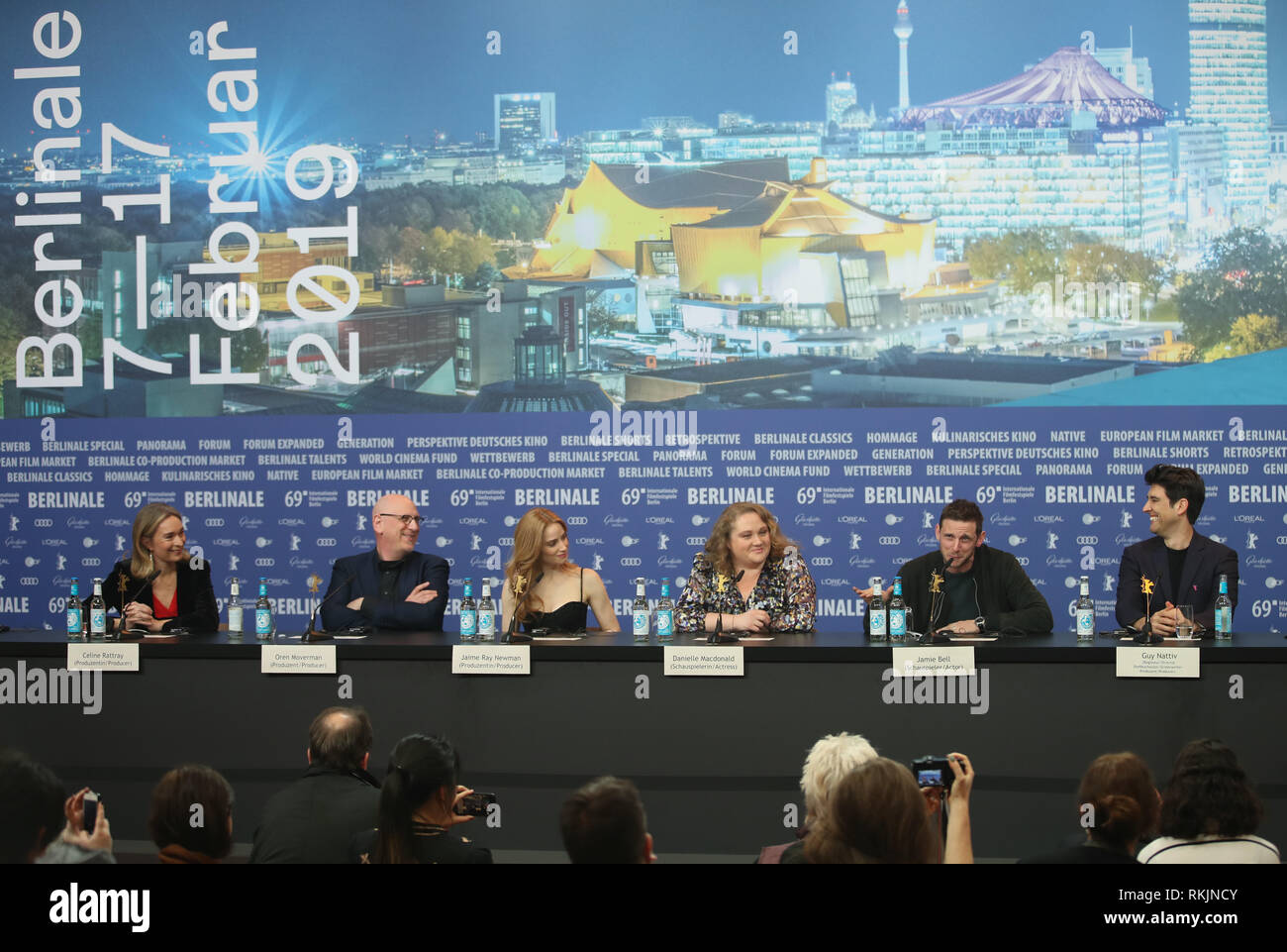 Berlin, Germany. 11th Feb, 2019. 69th Berlinale, Photocall 'Skin', USA, Panorama: Celine Rattray (l-r), producer, Oren Moverman, producer, Jaime Ray Newman, producer, Danielle Macdonald, actress, Jamie Bell, British actor, and Guy Nattiv, director and screenwriter, sit together on the podium. Credit: Christof Soeder/dpa/Alamy Live News Stock Photo