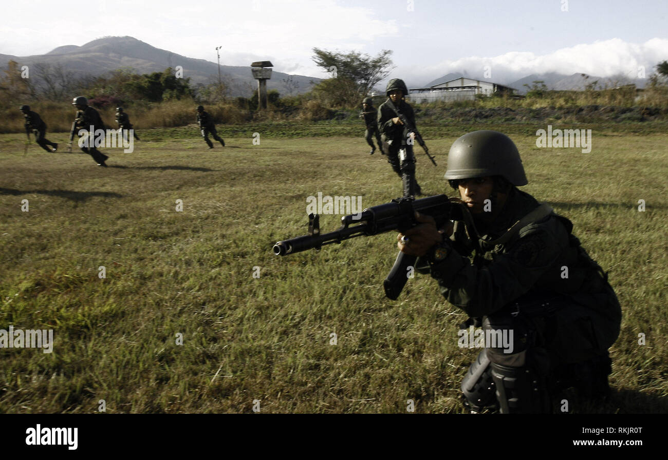 Valencia, Carabobo, Venezuela. 11th Feb, 2019. February 12, 2019. Members of the militias, reserve personnel and military personnel participate in exercises for sovereignty and against a possible invasion of foreign forces into Venezuela. In the fort Paramacay of the city of Valencia, Carabobo state. Photo: Juan Carlos HernÃ¡ndez Credit: Juan Carlos Hernandez/ZUMA Wire/Alamy Live News Stock Photo