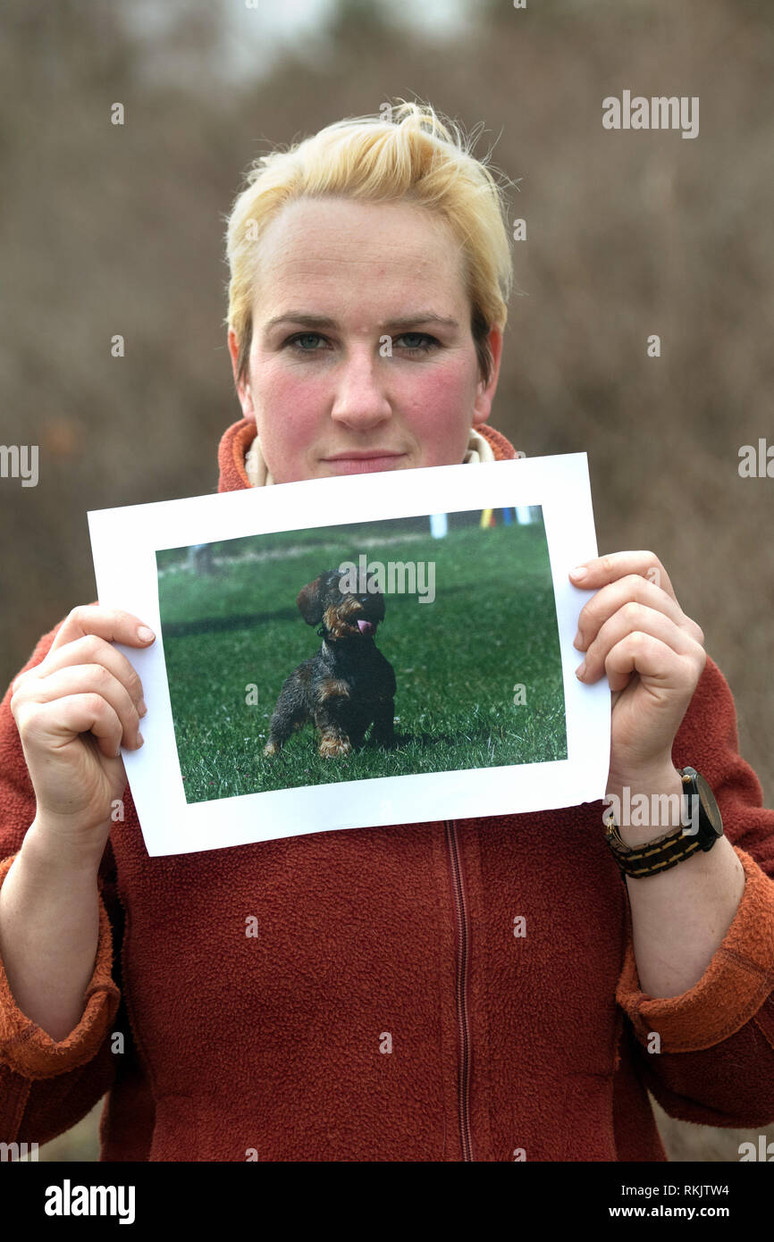 Berlin, Germany. 07th Feb, 2019. Maxi Schwebig, daughter of the dog owner, holds a picture with the missing dachshund "Schnipsel" in the camera. Because her mother has been in such a bad state since her disappearance two months ago, she is now organizing the search for the seven-year-old dachshund (to dpa-KORR "Dackel gesucht: Erpresser nutzen Leid von Haltern aus" of 12.02.2019) Credit: Paul Zinken/dpa/Alamy Live News Stock Photo