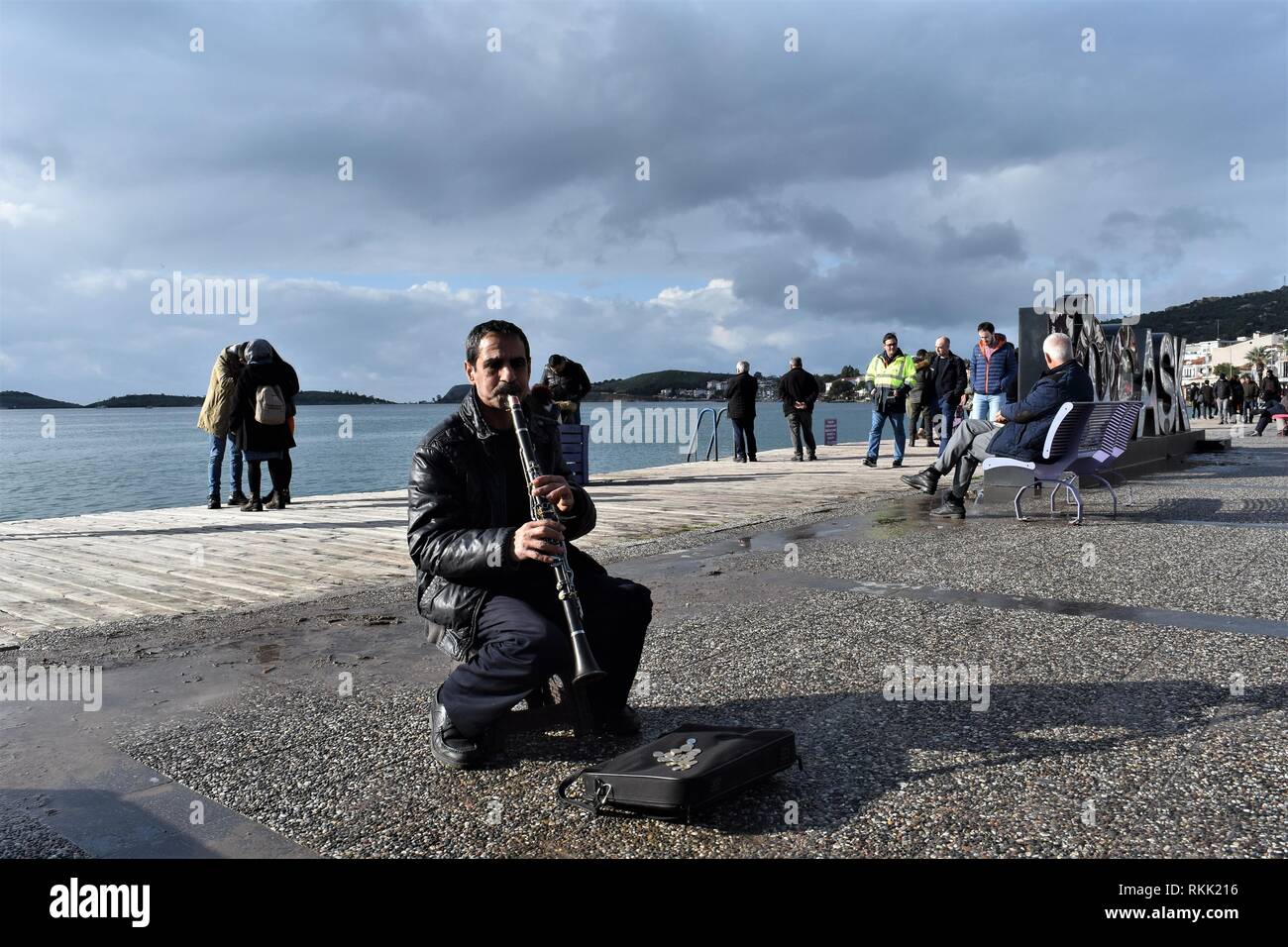 Izmir, Turkey. 27th Jan, 2019. A street musician plays music on his