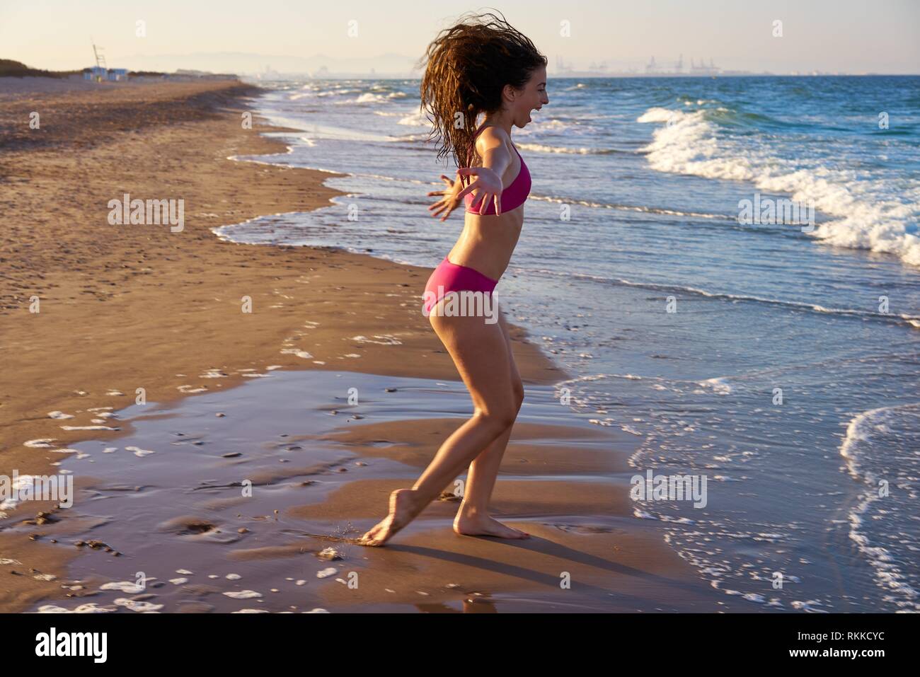 Красивые девчонки на острове. Фото и видео девочек с пляжа. Девушка на пляже спиной. Фото и видео девочек с пляжа. Девочка ребзики на море.