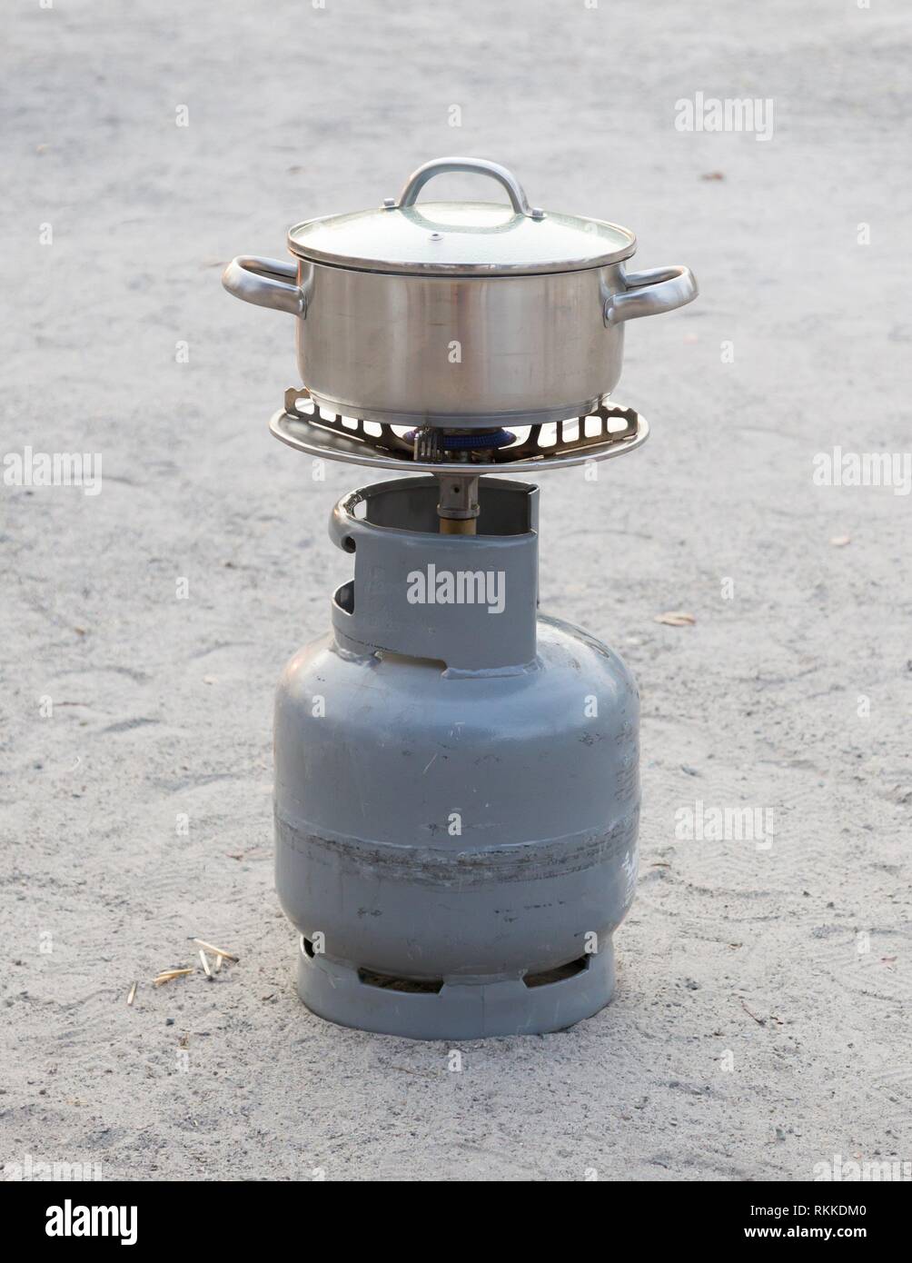 Cooking in the desert - Simple gas bottle with burner Stock Photo - Alamy