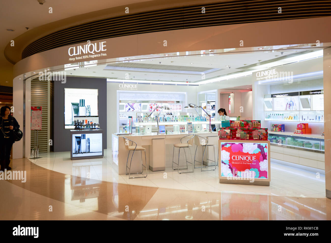 Mount Bank informeel stormloop HONG KONG - CIRCA JANUARY, 2016: a Clinique store in Hong Kong. Clinique  Laboratories, LLC is an American manufacturer of skincare, cosmetics,  toiletr Stock Photo - Alamy