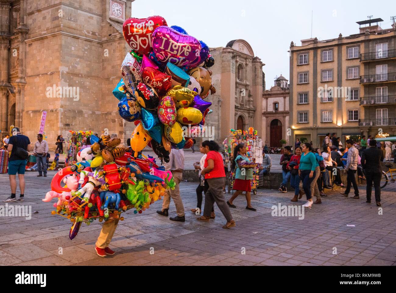 Meksiko - Page 8 Balloon-vendors-in-the-street-near-the-zocalo-in-oaxaca-city-oaxaca-mexico-RKM9WB