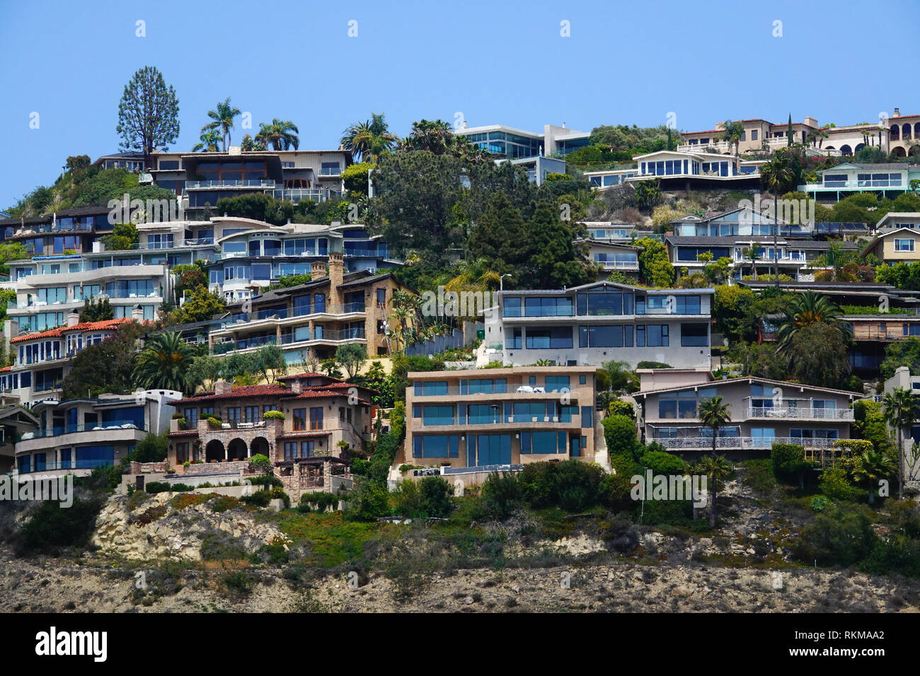 Houses line the cliffs edge for an elevated view of the ocean in Laguna