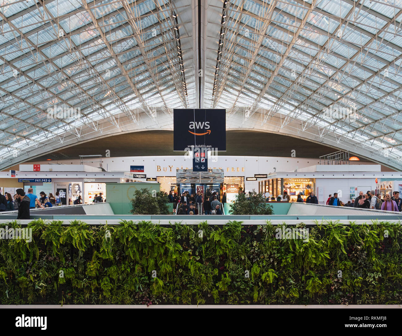 CDG Paris Airport 12/22/18 Terminal 2F food court, huge skylight