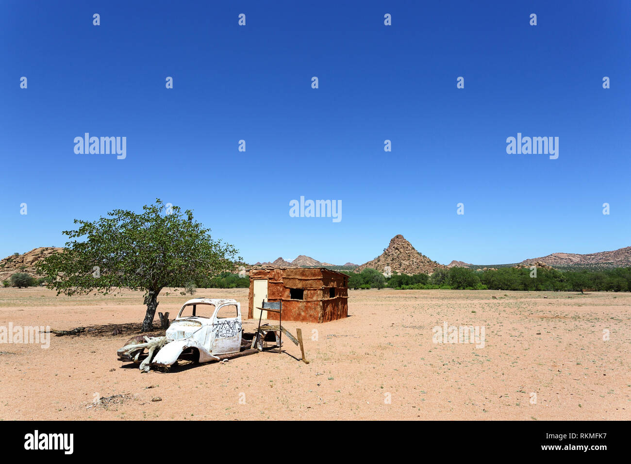 Abandoned wreck car 4x4 hi-res stock photography and images - Alamy