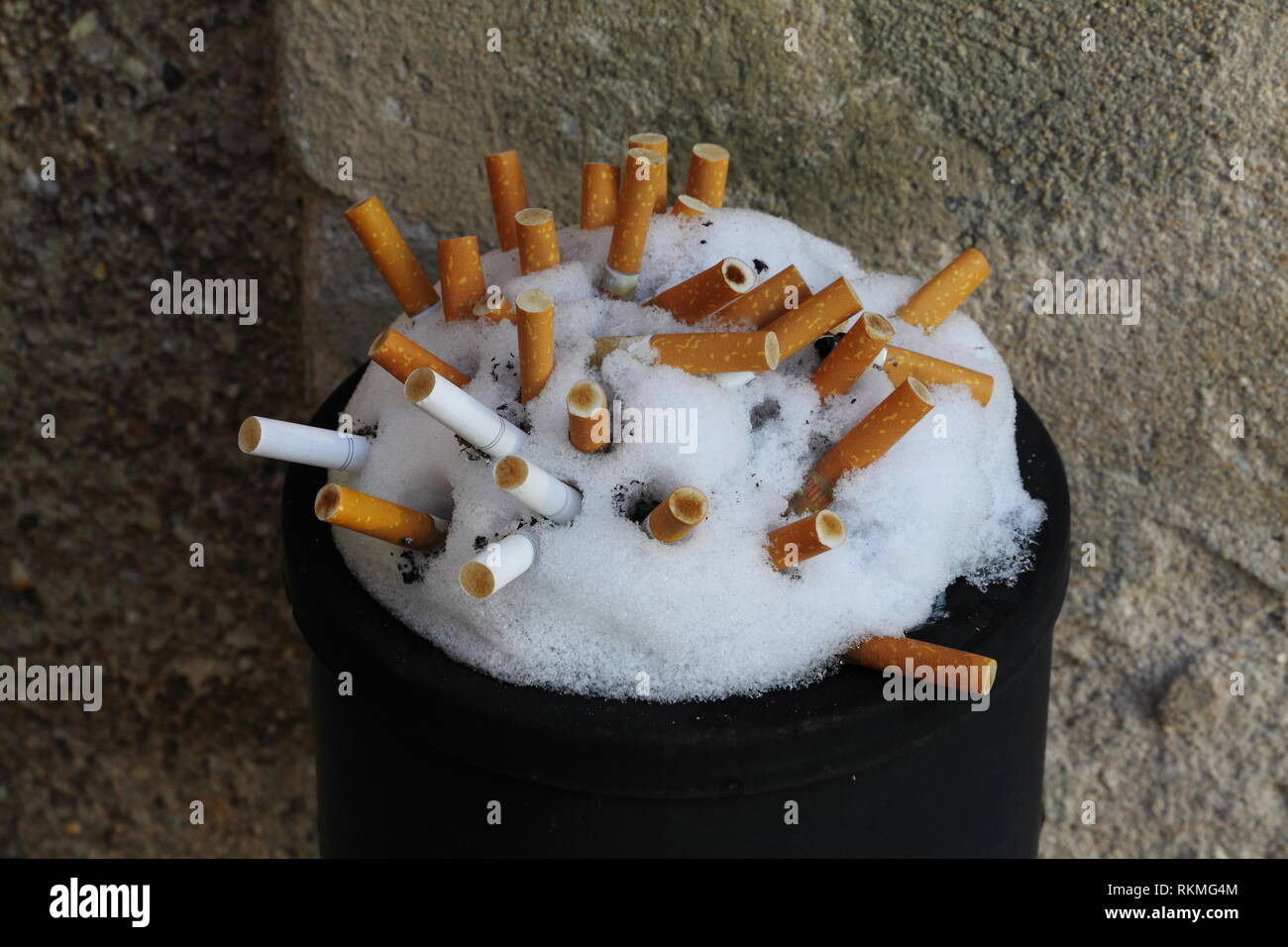 cigarettes trash Cigarettes garbage hi-res stock photography and images