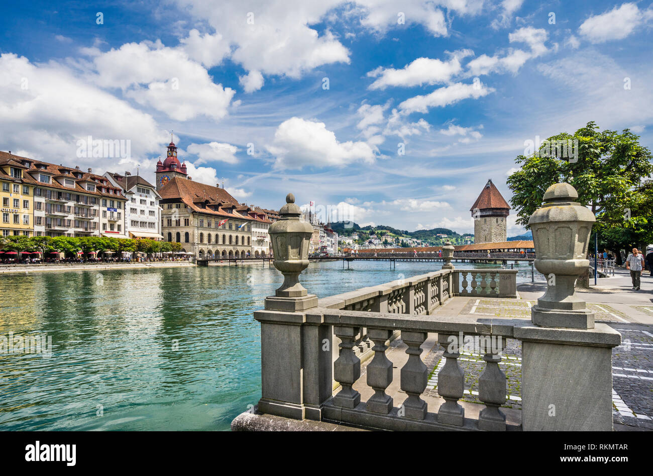 view of river Reuss with Rathaussteg, Lucerne Old Town and the iconic Kapellbrücke (Chapel Bridge) from Jesuitenplatz, Lucerne, Canton Lucerne, Switze Stock Photo