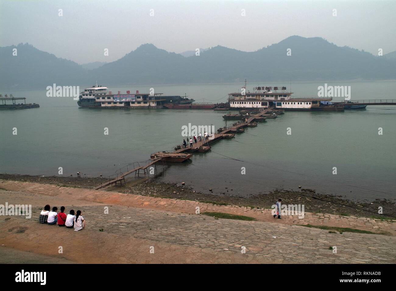Boats harbouring on the Yantze River at Yichang, the first major city downstream from the Three Gorges Dam. The world's largest electricity-generating Stock Photo