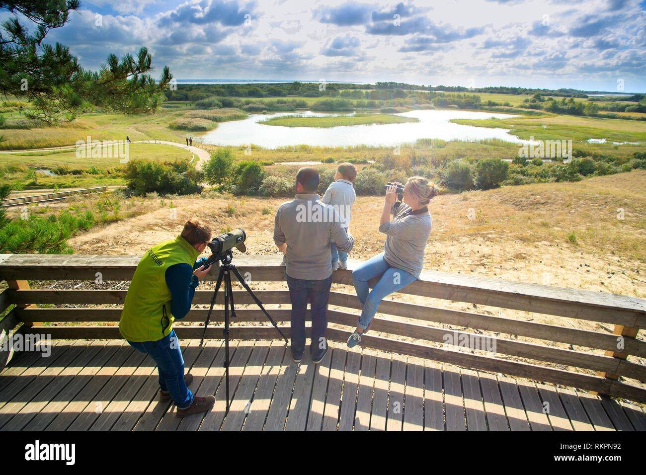 Somme Bay (northern France): bird watching outing in the bird sanctuary 'Parc du Marquenterre', in Saint-Quentin-en-Tourmont. Family and guide on an o Stock Photo