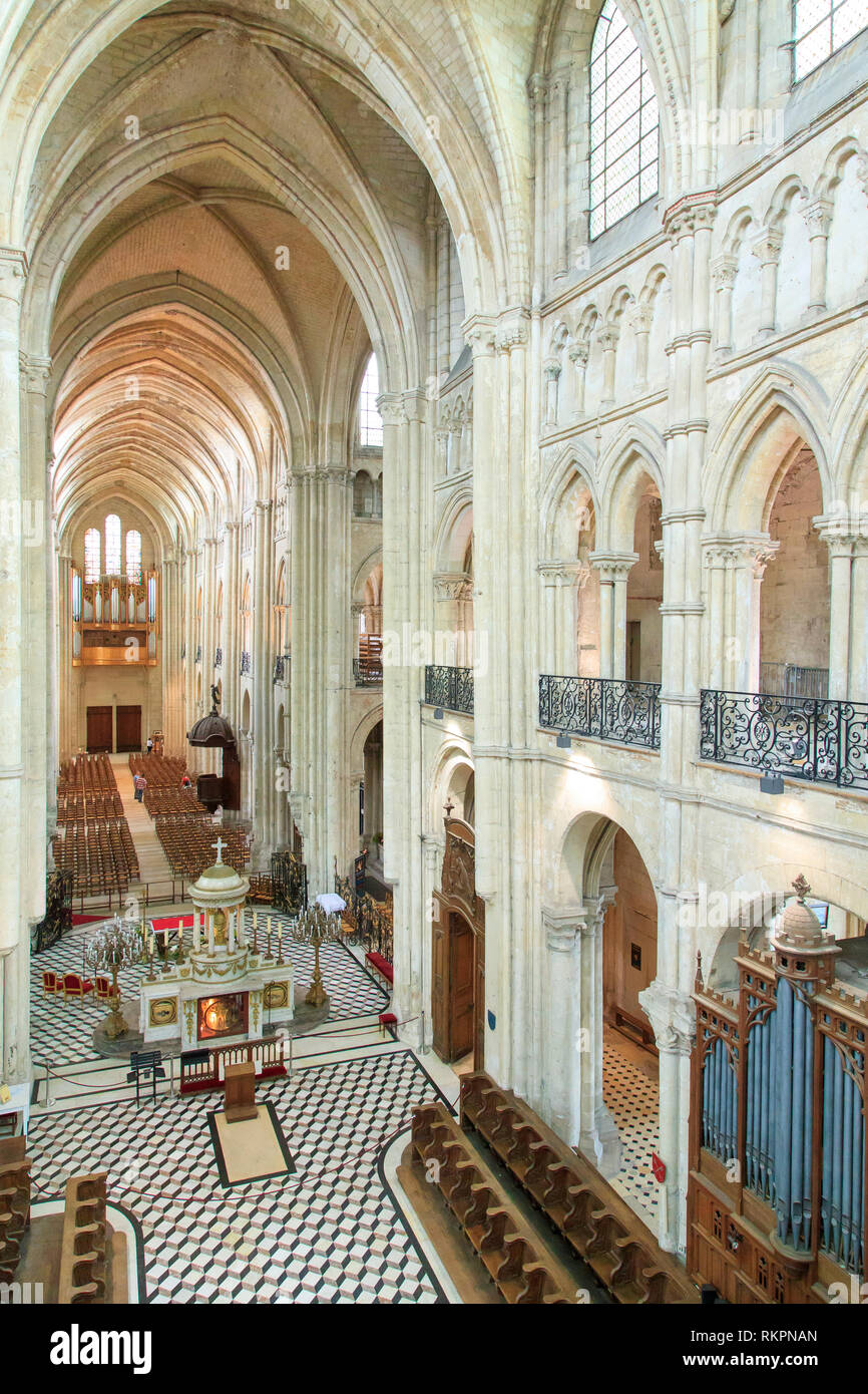 Noyon Cathedral (Cathedrale Notre-Dame de Noyon), northern France: interior of the cathedral, without anyone inside. Transept and high altar Stock Photo