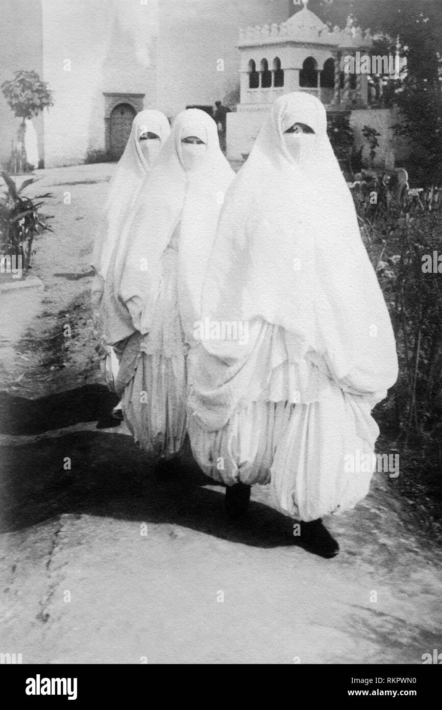 women in niqab, island of djerba, tunisia, africa 1910-20 Stock Photo