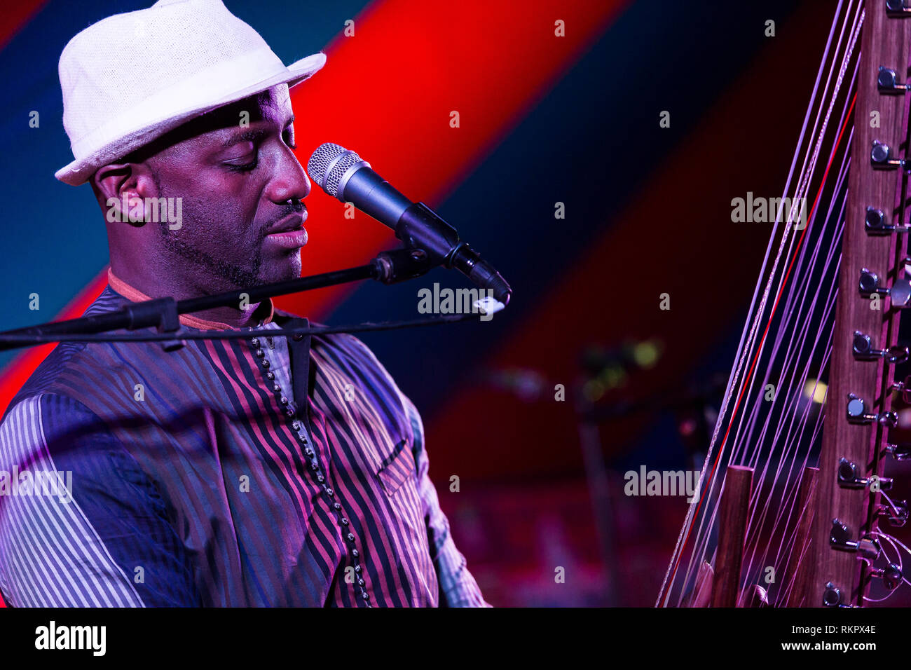 Seckou Keita plays the kora live at Beltane Fire Festival, East Sussex, UK Stock Photo