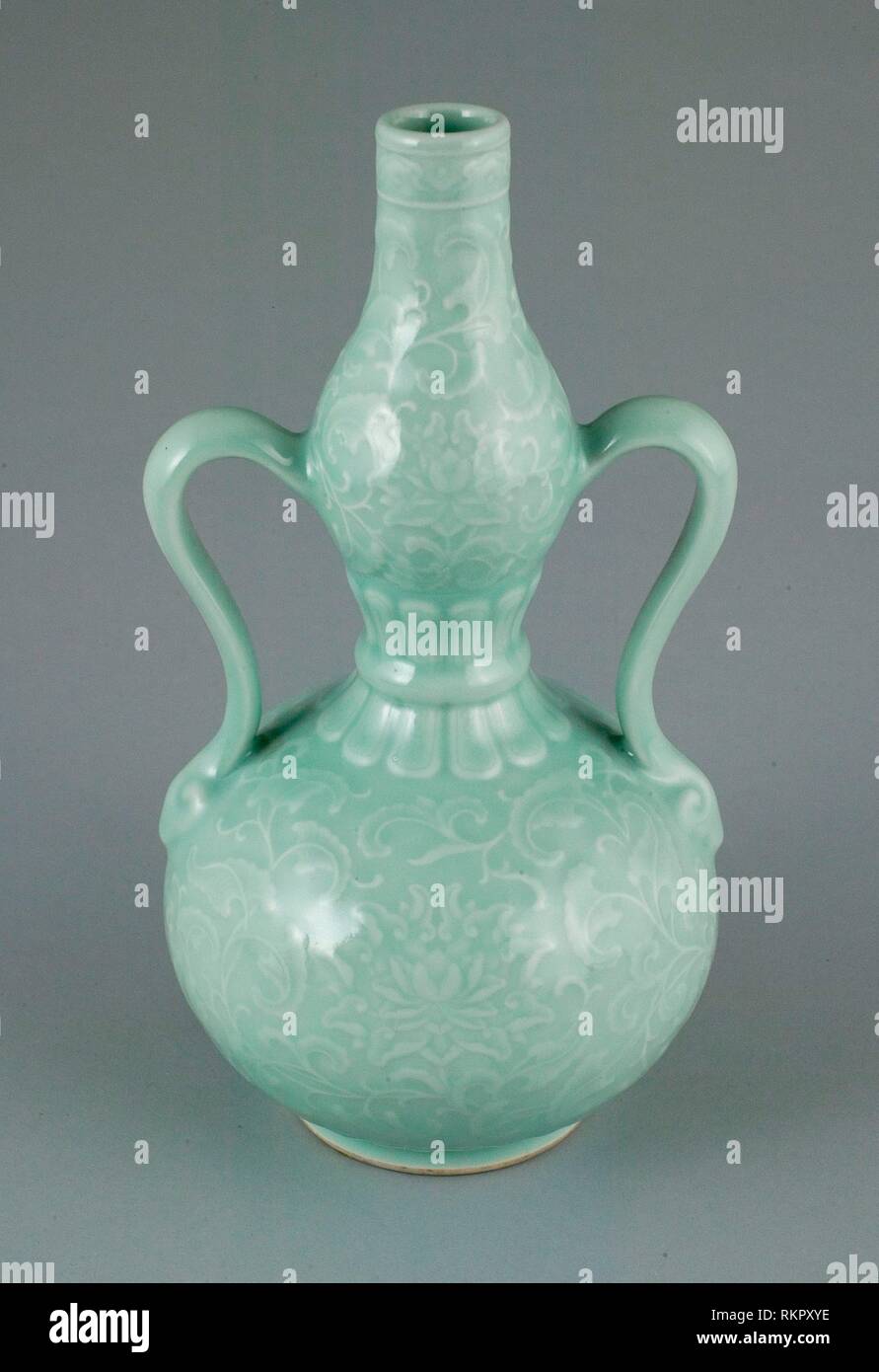 Double-Gourd Vase with Incurved Loop Handles - Qing dynasty (1644-1911),  Yongzheng period (1723-1735) - China - Origin: China, Date: 1723-1735 Stock  Photo - Alamy
