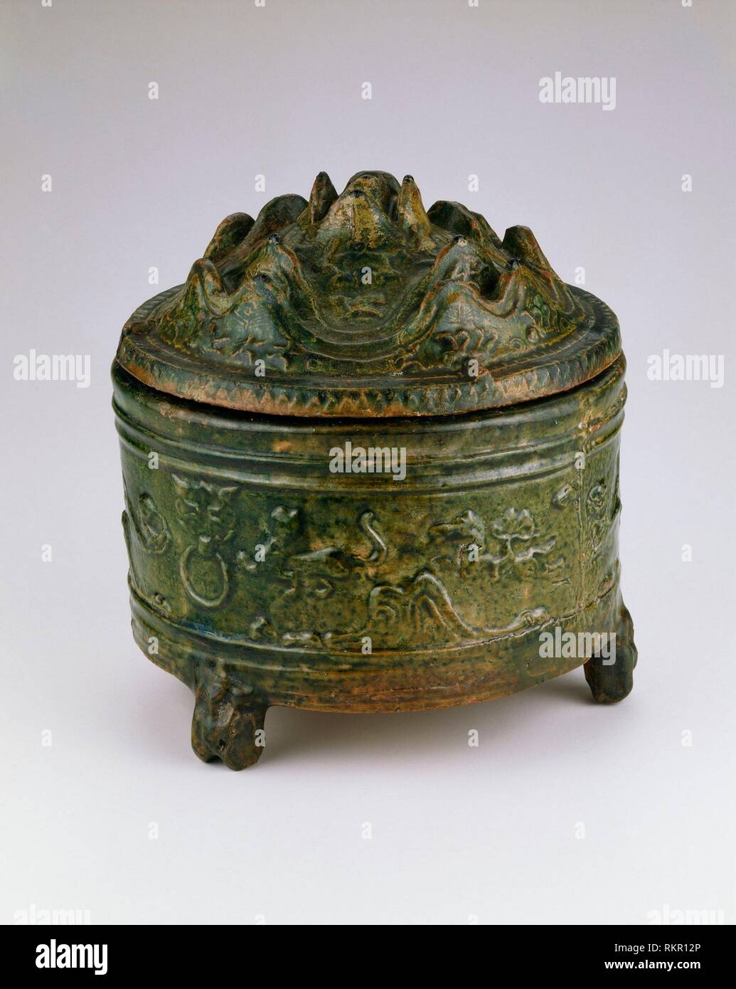 Cylindrical Jar (Lian) with Three Bear-Shaped Feet and Mountain 