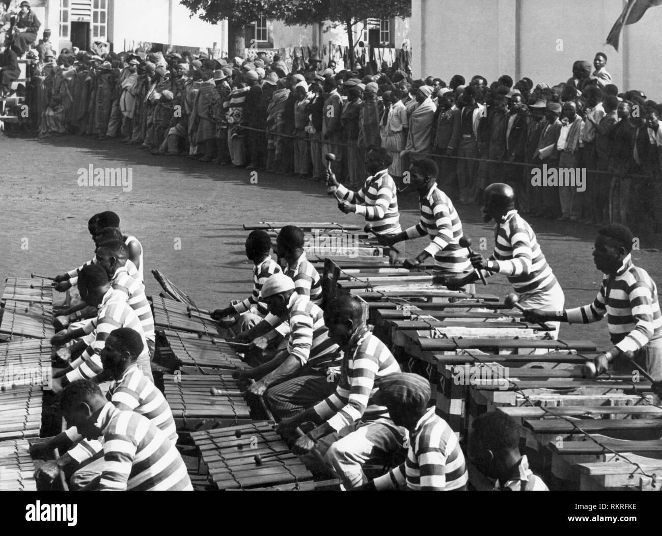 players during the war dance of gold miners, southafrica, africa 1920 1930 Stock Photo