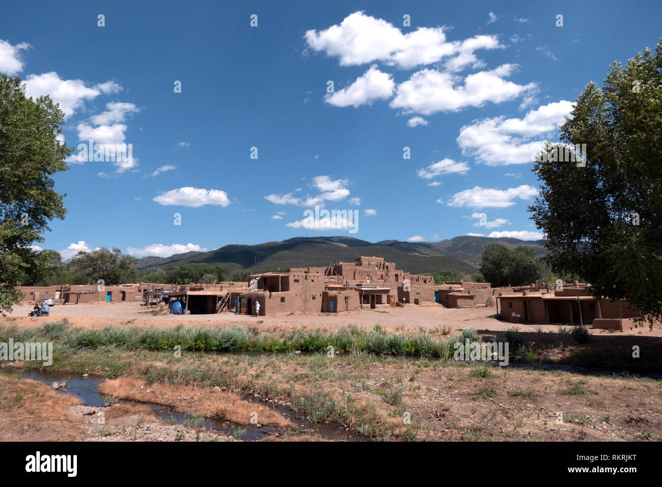 Taos tiwa indians hires stock photography and images Alamy